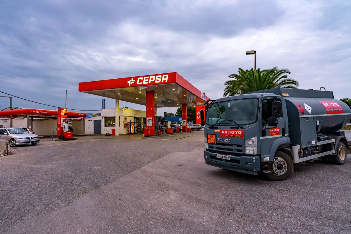 Camión cisterna de Carburantes Hermanos Florensa junto a la estación
