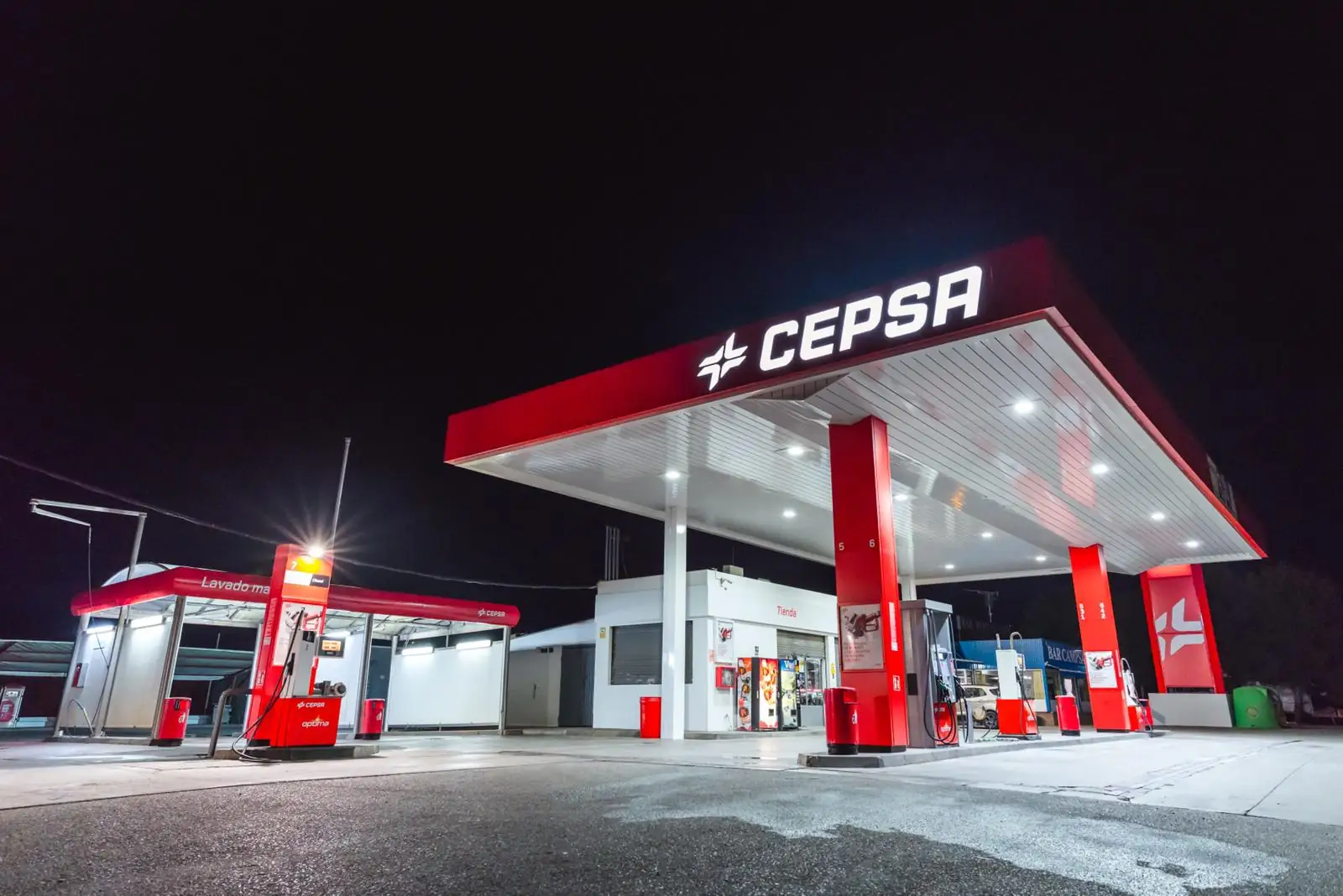 Estación de servicio Carburantes Arroyo de noche, con la marquesina iluminada