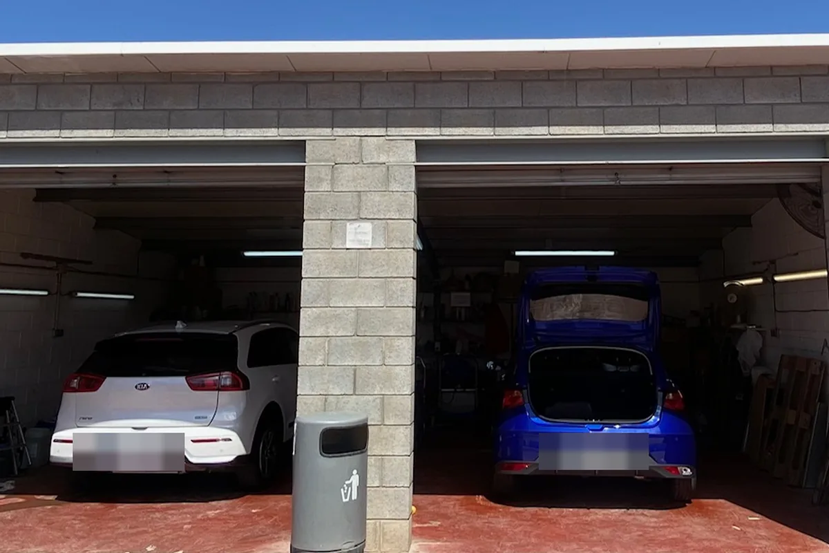 Los dos boxes de limpieza de vehículos, con dos coches dentro