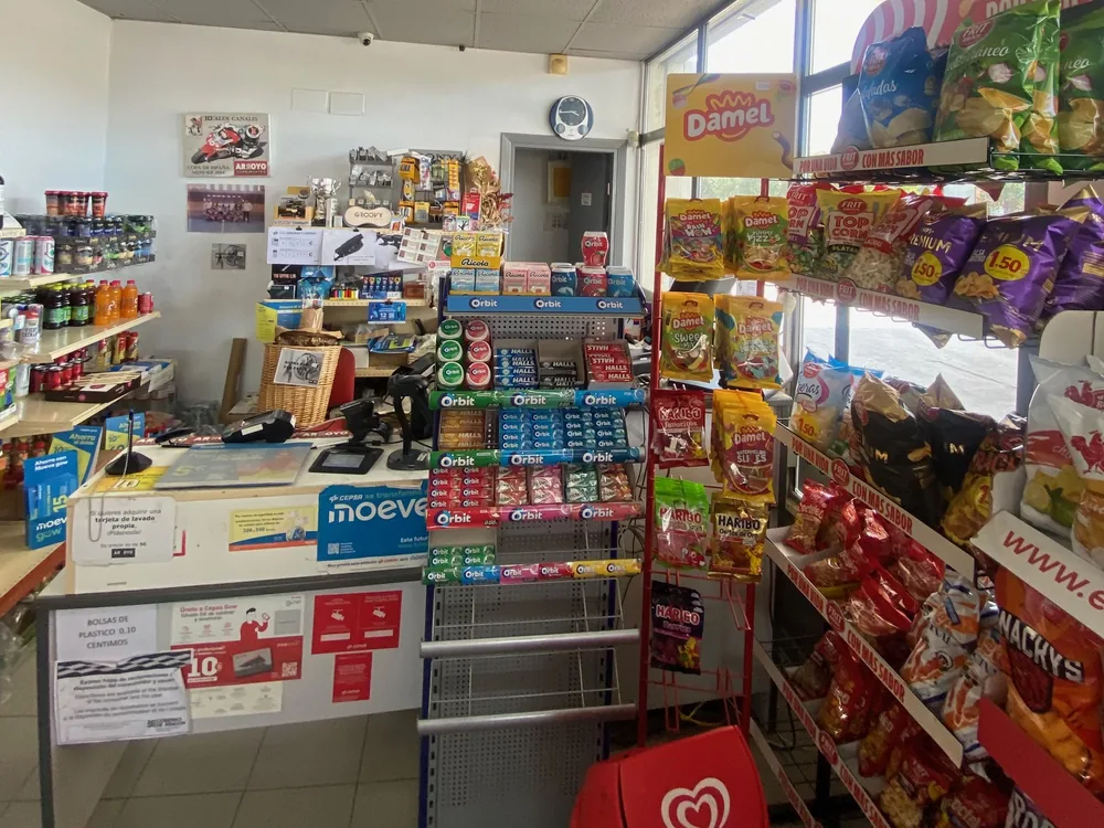 Mostrador de la tienda con la caja y el expositor de chicles