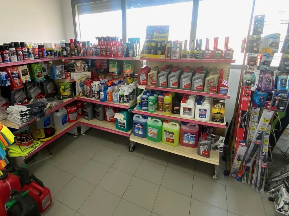 Estantería con aceites, anticongelantes y productos para el coche