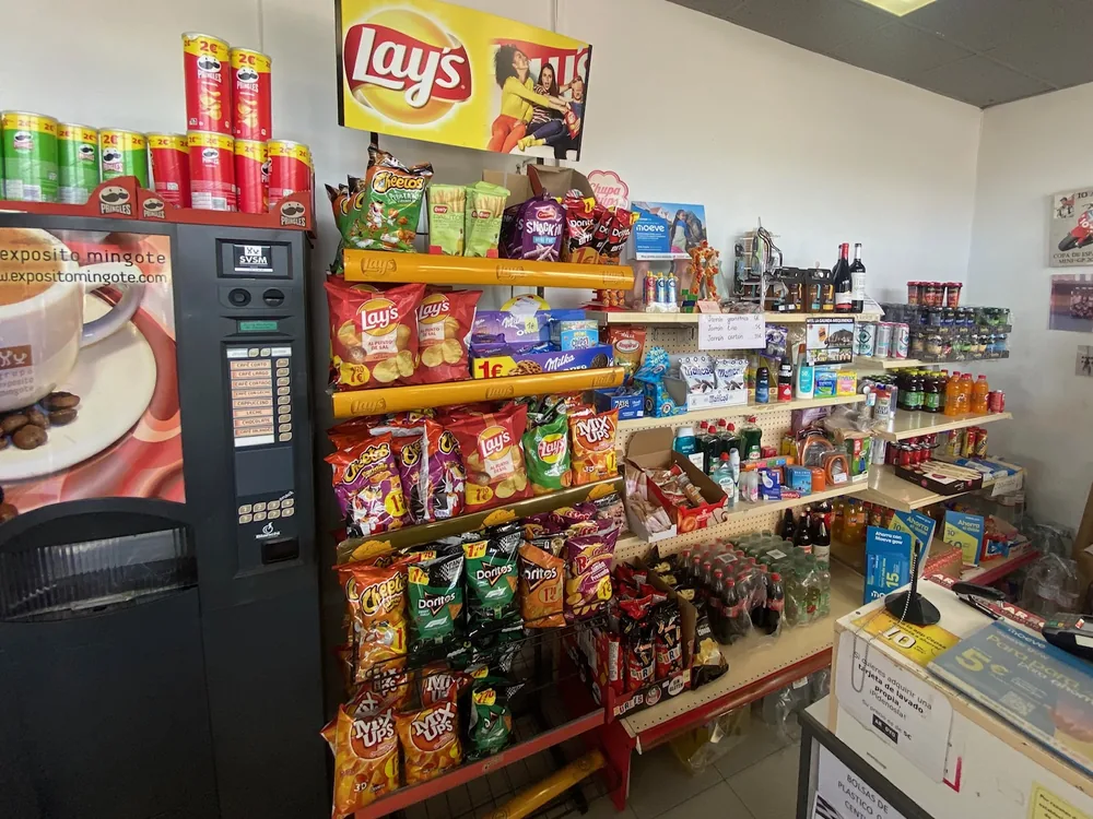 Máquina de café y estanterías de aperitivos